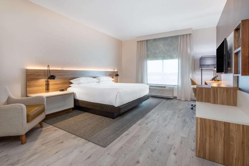 Orlando Hotel | Wyndham Garden Orlando Airport - Free Airport Shuttle - PARK N' FLY Available