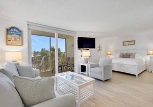 3RD FLOOR STUDIO | POOL-VIEW LANAI | KING BED | FREE PARKING | STEPS TO BONITA BEACH
