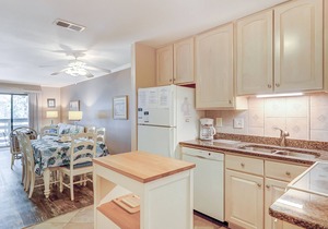 Charming condo with shared pool and tennis - walk to the beach
