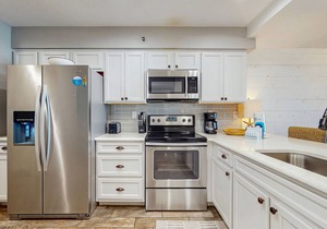 Elegant dwelling on the beach with beautiful view, pool & pickleball