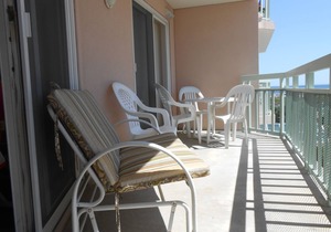 SeapointeVillage oceanview-Exceptional Ocean&Main pool views-free WIFI - 1BR+den