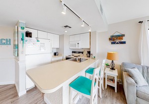 Second-floor condo with pool, hot tub, ocean view, fast WiFi & central AC