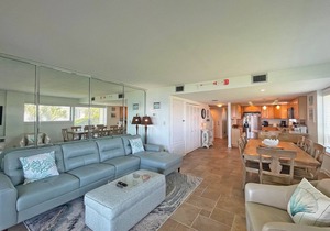 Sound Front townhome w/Pool, Tennis & Shuffle Board!