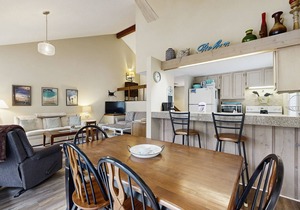 Spacious home w/shared tennis & pool - close to lake in Harbor Springs