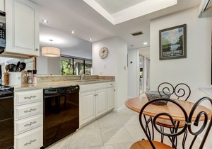 Vista: Screened Patio, Close to Beach