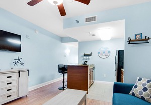 Waterfront condo w/ a shared pool, hot tub, & tennis courts - walk to the beach