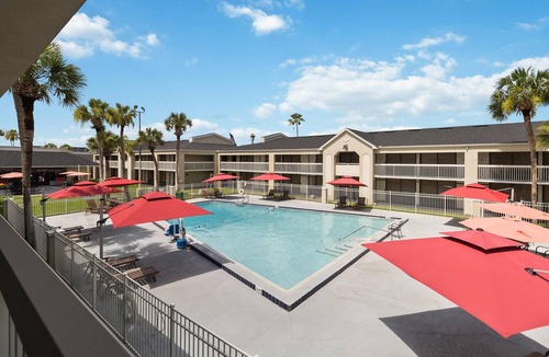 Campbell Condo | 1/1 Condo-Hotel with double bed and community pool miles from Disney!