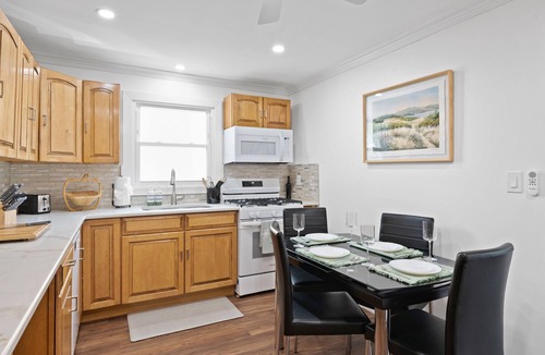 North Brunswick House | 1.5 mi to Rutgers University, RWJ, Saint Peter's, Pet Friendly, Laundry, Parking