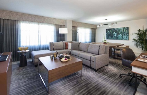 Florida Center Hotel | 1-Bedroom Suite at a 4⭐️ Hotel