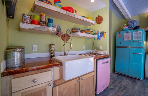 Fort Myers House | 1 Bedroom Tiny Home on Canal near River in Fort Myers! Shared Yard With Owners!
