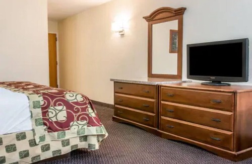 Kalamazoo Hotel | 1 King Bed | Affordable Stay Close to Kalamazoo Attractions - Comfort & Value