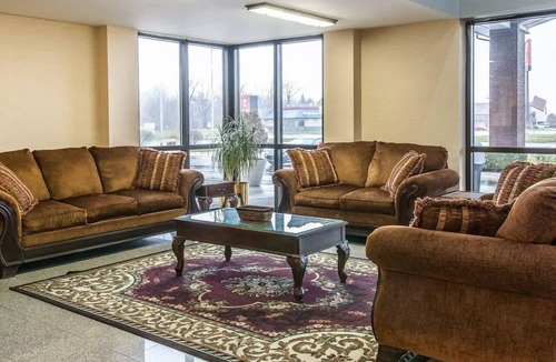 Kalamazoo Hotel | 1 King Bed | Affordable Stay Close to Kalamazoo Attractions - Comfort & Value