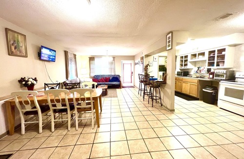 Kingsland House | 1 mile of I-95.Catch Cumberland Island ferry,beach horse riding, Zoo,JAX airport