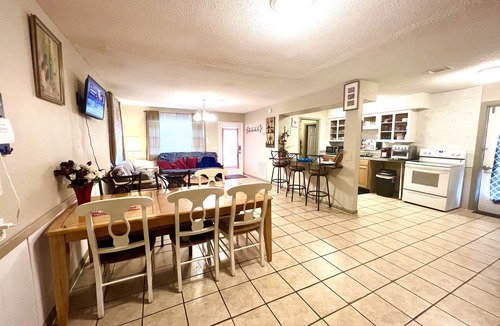 Kingsland House | 1 mile of I-95.Catch Cumberland Island ferry,beach horse riding, Zoo,JAX airport