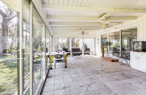 Country Club Estates House | 10 Mi to St Simons Island: Home w/Screened Porch