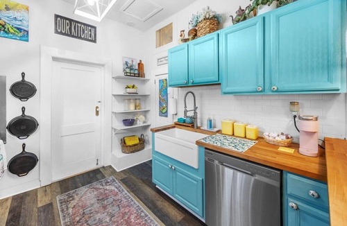 East Hill House | 10 MIN TO BEACH + Downtown Pcola + BBQ + Fire Pit