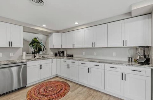 Englewood East House | 10 mins to Beach. 3bed/2ba pool home/game room. Private 1-acre. Pet friendly.