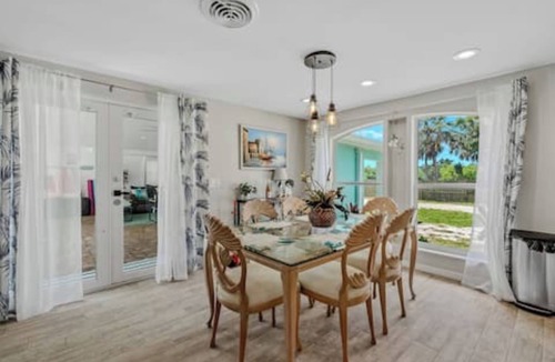 Englewood East House | 10 mins to Beach. 3bed/2ba pool home/game room. Private 1-acre. Pet friendly.