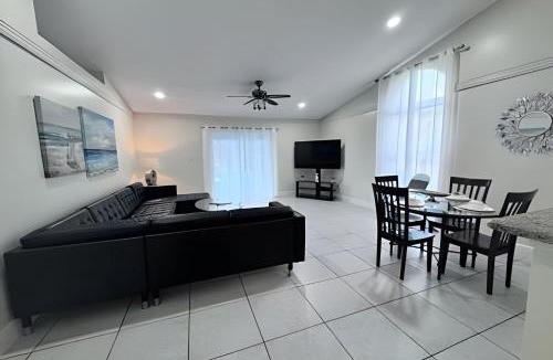 Indian Wells House | 10 Minutes to Disney! Pool Hom, Large Backyard