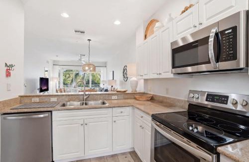 Naples House | 1021 - Beautiful Lake and Fountain Views Sleeps 6