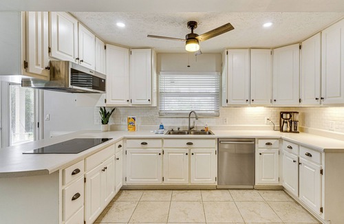 Lynn Haven House | 12 Mi to PCB: 'The Whale’s Tale’ w/Patio & Grill