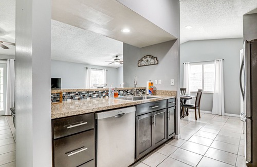 Seffner Community Alliance Cottage | 14 Mi to Dwtn Tampa Bay: Brandon Home w/Fire Pit!