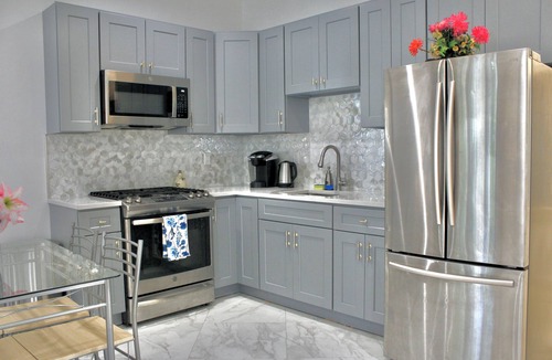 Ditmars Steinway Apartment | 15 Minutes From Manhattan Private 2-Bedroom in Astoria Queens/LIC