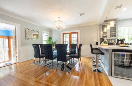 Baldwin House | 17 Mins from UBS Arena/Hot tub/Game Room/King Bed