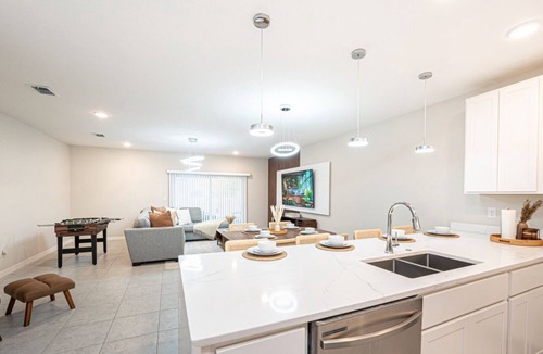 Eagle Pointe South House | 17 mins to Disney Universal Cozy Retreat Lake View gated