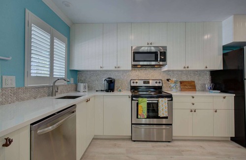 Siesta Key Village Condo | $185 Free Activities Daily, LuLu's Leatherback Near Beach/Village, Heated Pool, Beach Gear Included