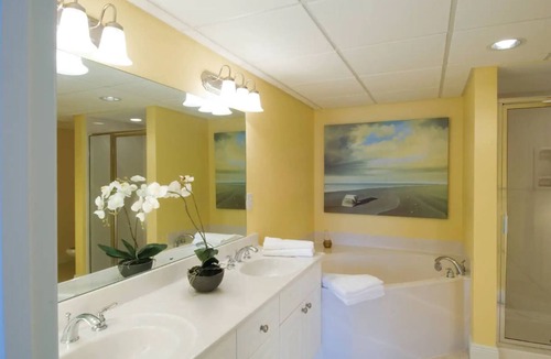 Panama City Beach Hotel | 1BD/Panama City Beach - Oceanfront View with Full Kitchen, Pools, Bar, and More!