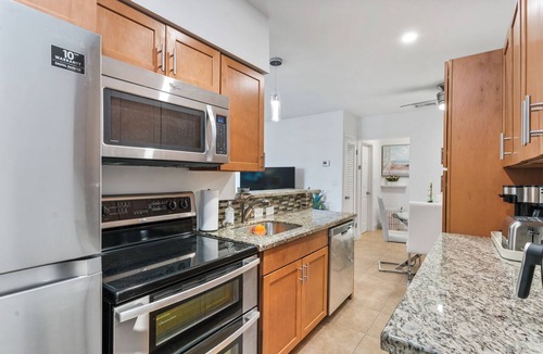 Hollywood South Central Beach Condo | 1BR/1BA Beach Getaway, King Size Bed, Washer/Dryer inside, Balcony, Parking