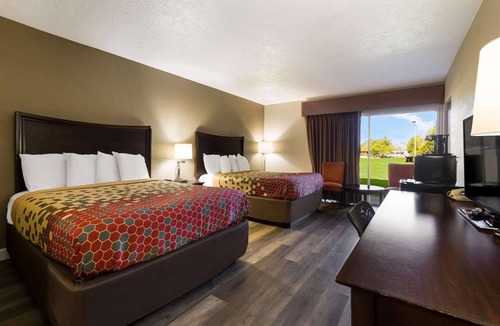 Perry Hotel | 2 Accommodations near Historic Downtown Perry | Free Parking | Pet Friendly Stay