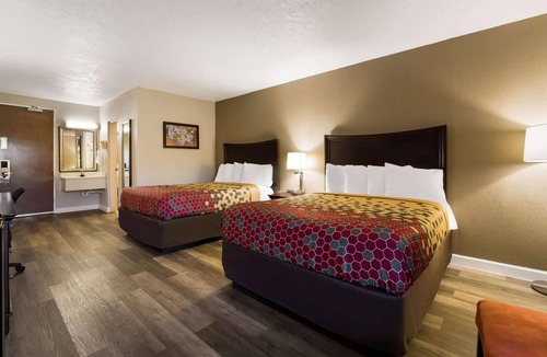 Perry Hotel | 2 Accommodations near Historic Downtown Perry | Free Parking | Pet Friendly Stay