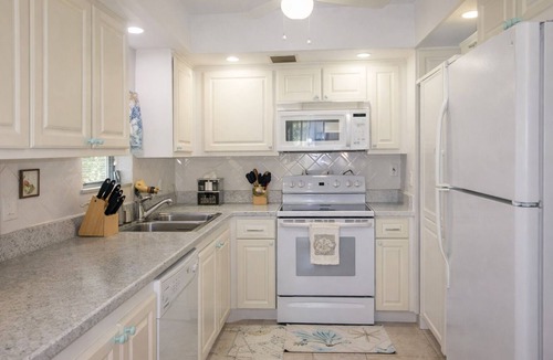 Longboat Key Condo | 2-bedroom, 1.5-bath townhome, Pool, Bay Access