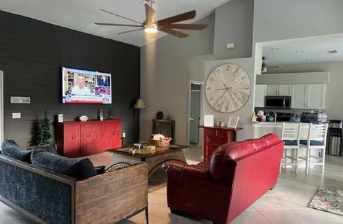 Naples House | 2 Bedroom + Den overlooking the Golf Course with Heated Salt Water Pool