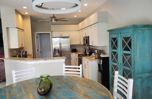 Naples House | 2 Bedroom + Den overlooking the Golf Course with Heated Salt Water Pool