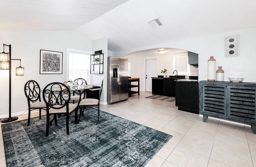 United Central House | 2-Bedroom Home Away from Home in St Petersburg