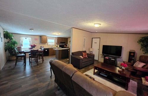 Homosassa House | 2-bedroom mobile home a minute off the Suncoast Parkway. Comfy and cozy!