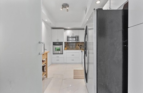 Hollywood South Central Beach Condo | 2 Bedroom on the 8th flor Sian condo