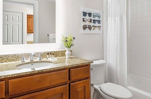 Williamsburg Resort | 2-bedroom resort in fantastic Orlando! Golf course on site!