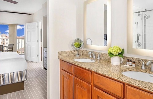 Williamsburg Resort | 2-bedroom resort in fantastic Orlando! Golf course on site!