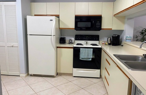 Naples Condo | 2-BR, 2-BA Condo Overlooking Lake Deauville