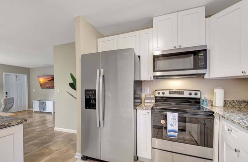 Lantana House | 2 BR Home Close to The Beach!
