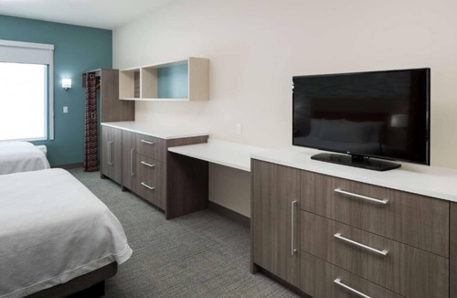 Port Canaveral Hotel | 2 Breezy 2 Queen Studios w/BBQ & Breakfast | Near Port Canaveral