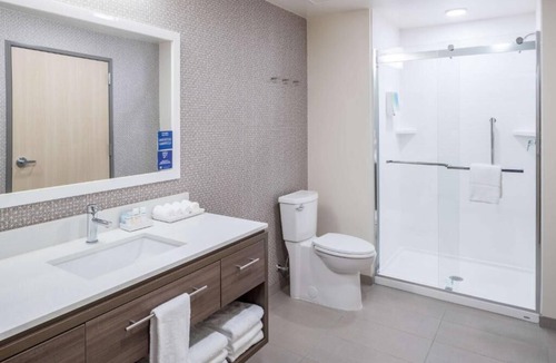Port Canaveral Hotel | 2 Breezy 2 Queen Studios w/BBQ & Breakfast | Near Port Canaveral
