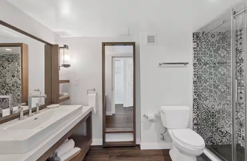 Rock Harbor Hotel | 2 Coconut Wing King Room w/Direct Waterfront View