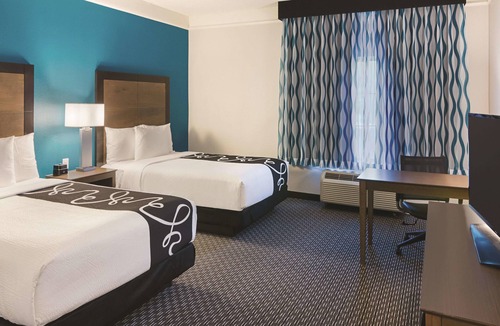 Orlando Hotel | 2 Comfortable Suites w/free breakfast – Ideal for Families Visiting Universal