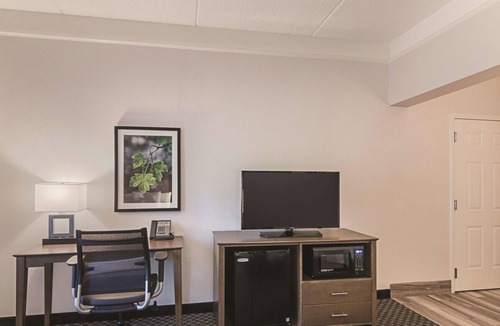 Orlando Hotel | 2 Double Beds Mobility Accessible Rm at La Quinta Inn by Wyndham Orlando UCF