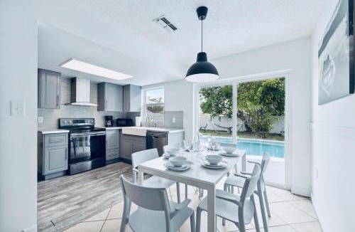 The Lakes House | 2 King Beds, Private Pool & Fire Pit, Near Beach & Springs